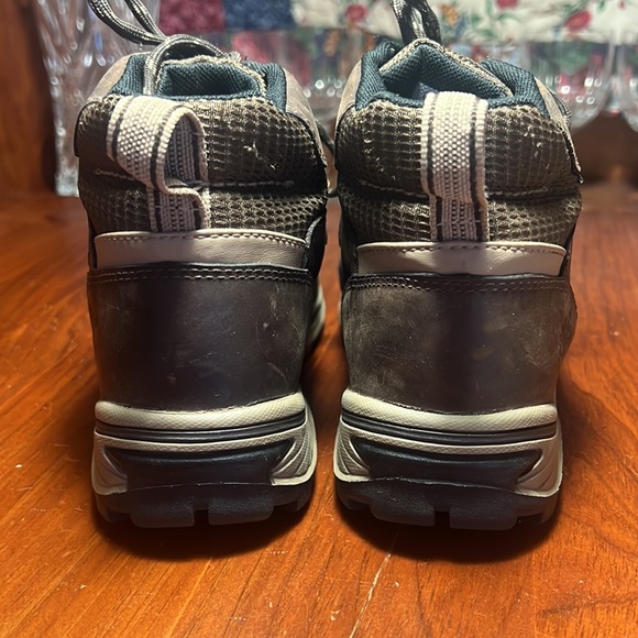 Timberland Girls mid rise waterproof leather hiking boots. Size 4 1/2 - Picture 4 of 8